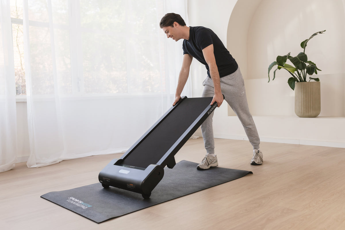 Een compacte loopband hoeft geen kamer te claimen — ook niet in een klein appartement van iets meer dan vijftig vierkante meter.